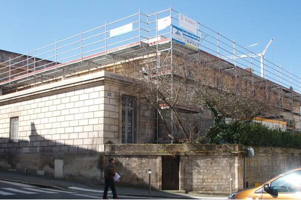 Echafaudages pour Restauration de la corniche et travaux de couverture – TGI – 79 NIORT