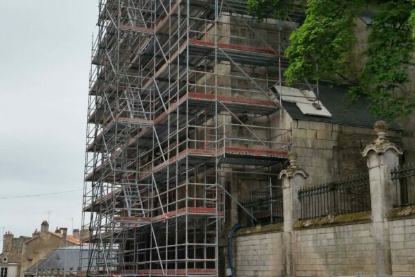 Echafaudages pour Restauration des façades – Chapelle St Louis – 86 POITIERS